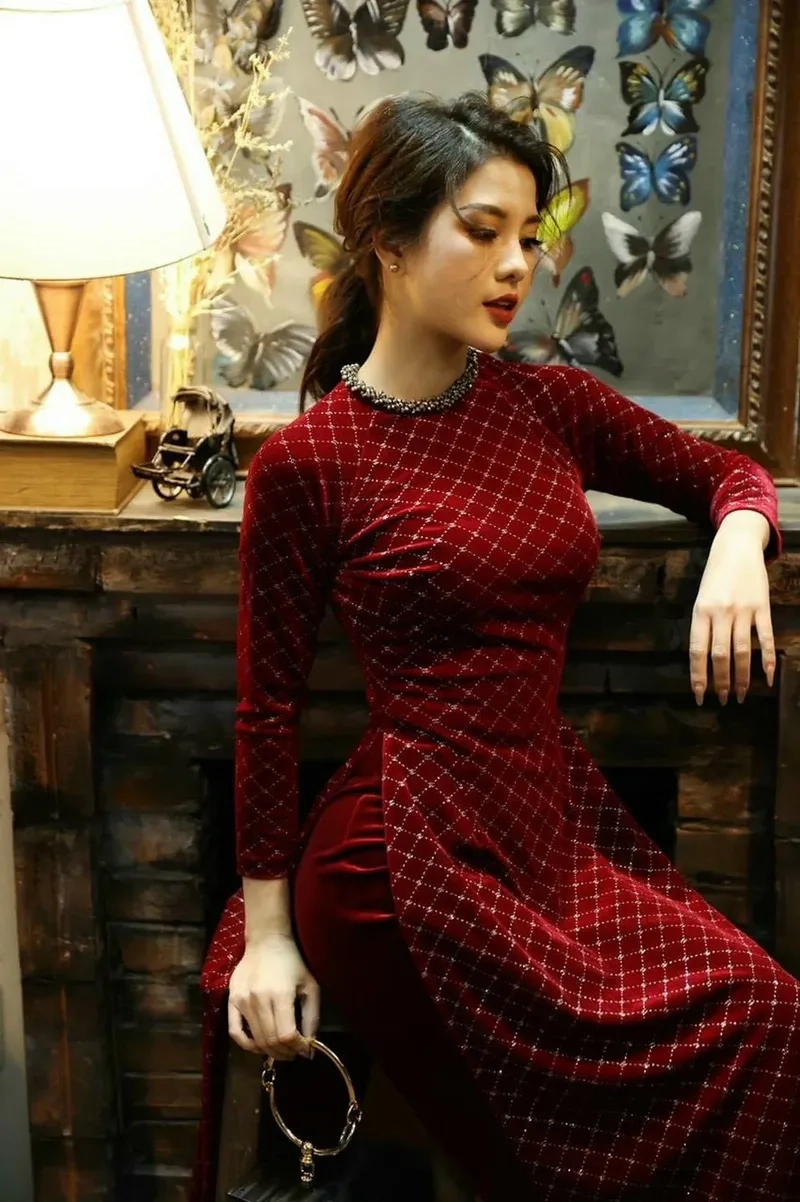 Thiết kế thanh lịch tôn dáng với áo dài cổ tròn dịu dàng