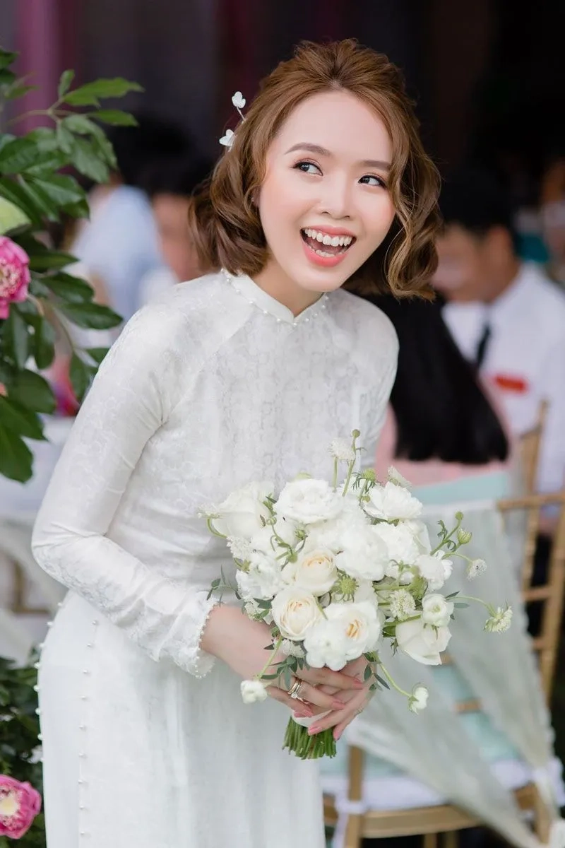 Vẻ đẹp áo dài cổ trụ thanh lịch tôn dáng Việt