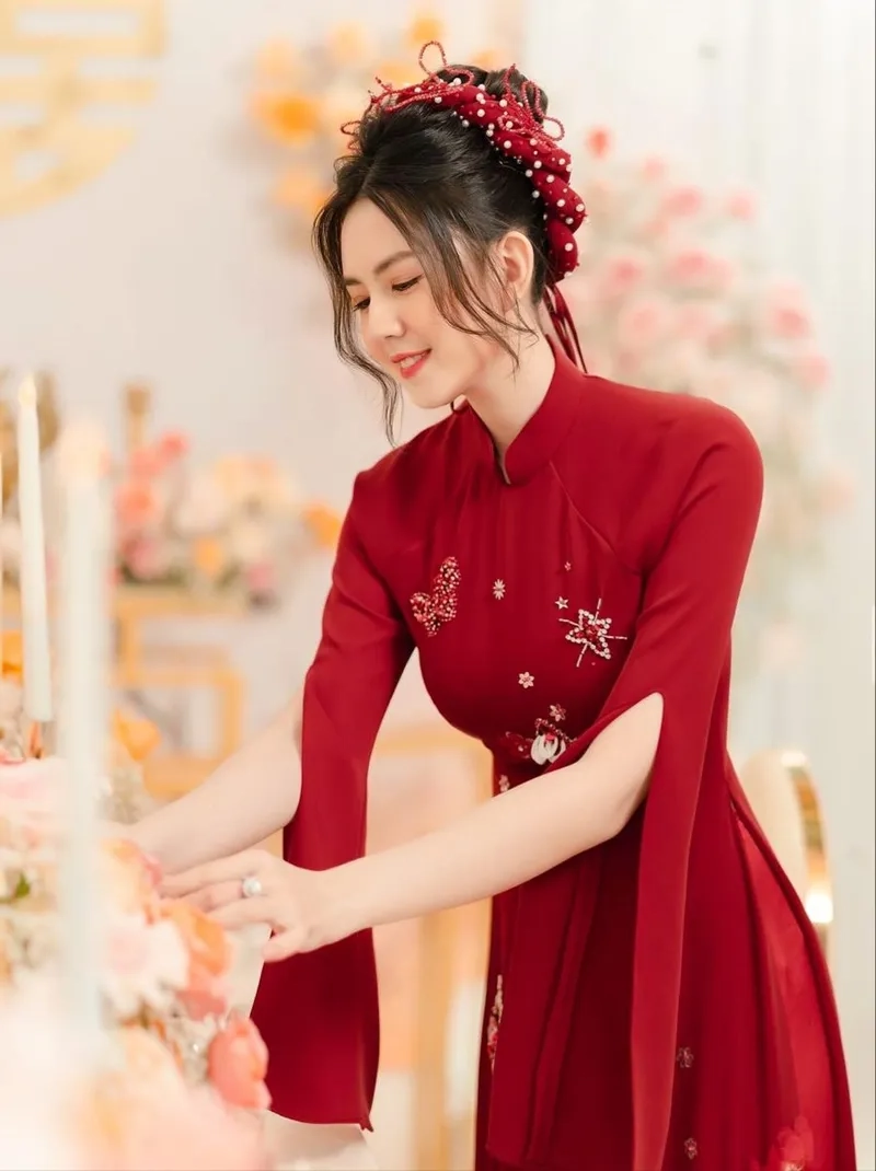 Nét xưa áo dài cổ trụ truyền thống rất tinh tế