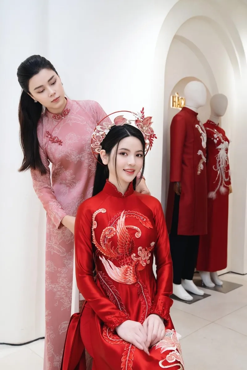 Áo dài cổ trụ nữ duyên dáng cho mọi dịp