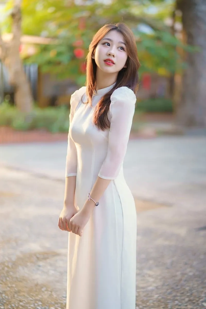 Áo dài cổ trụ tay dài kín đáo trang nhã