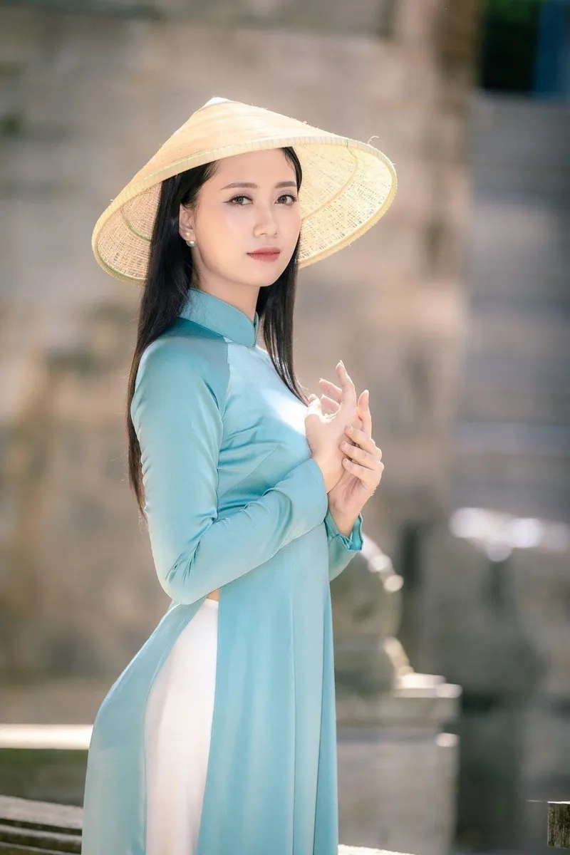 Áo dài cổ trụ thêu hoa tinh xảo nổi bật