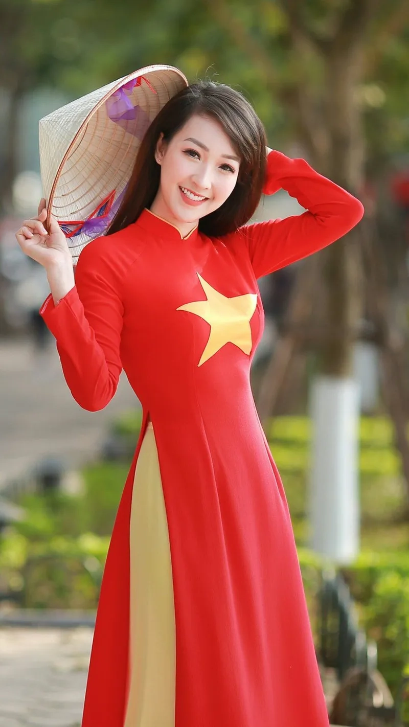 Áo dài cổ trụ đỏ nổi bật may mắn