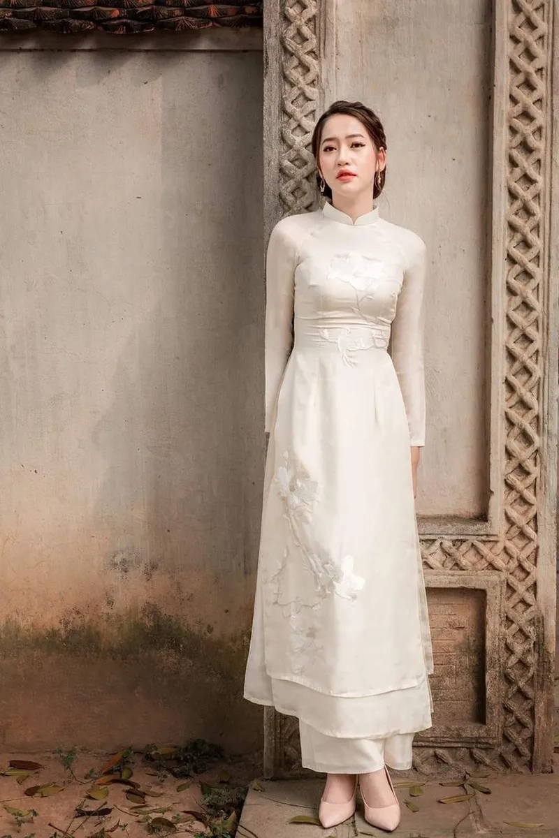 Áo dài cổ trụ màu trắng tinh khôi nhẹ nhàng