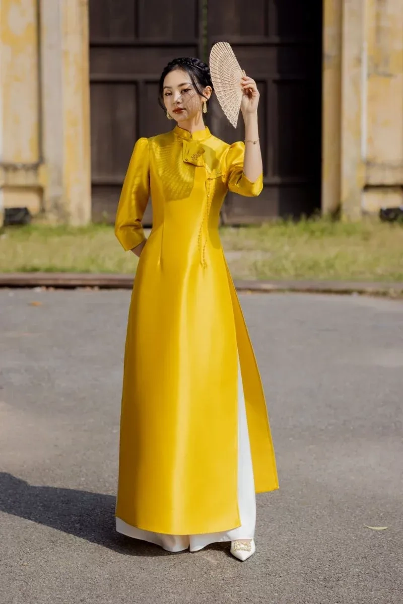 Áo dài cổ trụ ôm dáng tôn nét cơ thể