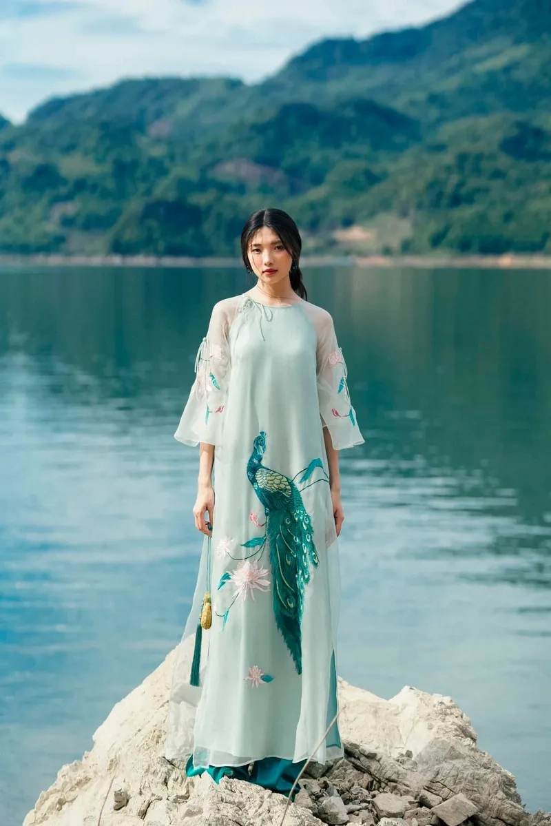 Áo dài dáng suông cổ tròn trẻ trung thanh thoát