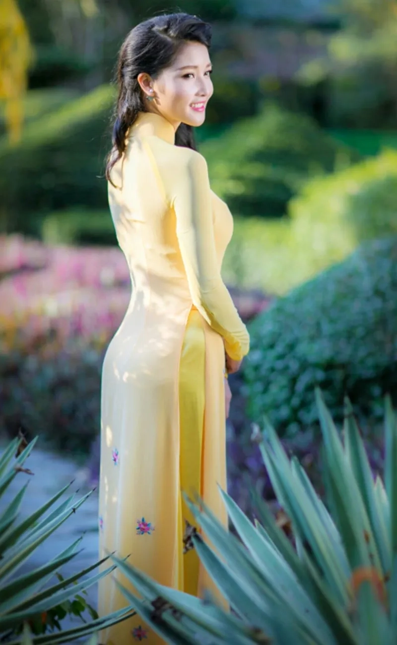 Áo dài dáng suông cổ cao tôn nét truyền thống