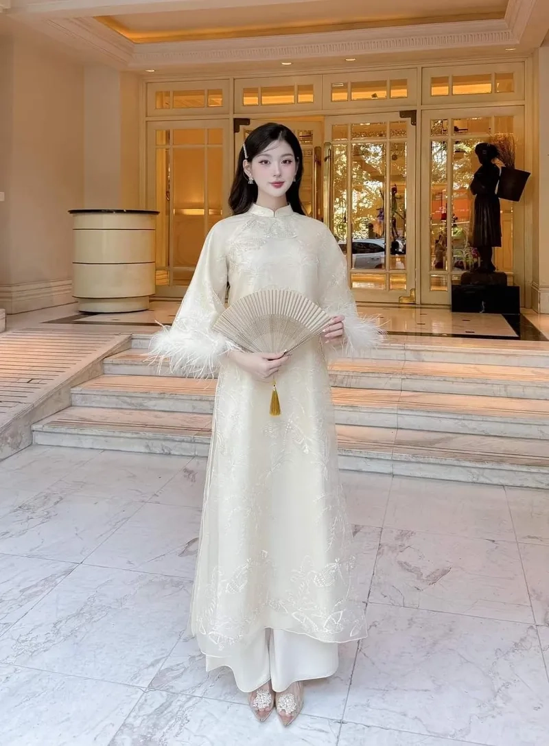 Áo dài dáng suông vải voan bay bổng dịu dàng