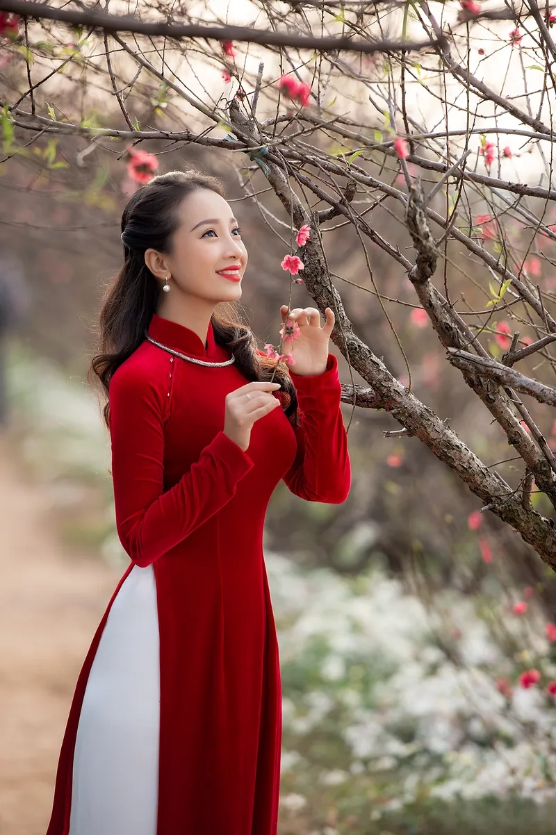 Ngày vui trọn vẹn hơn với áo dài đỏ cưới hỏi