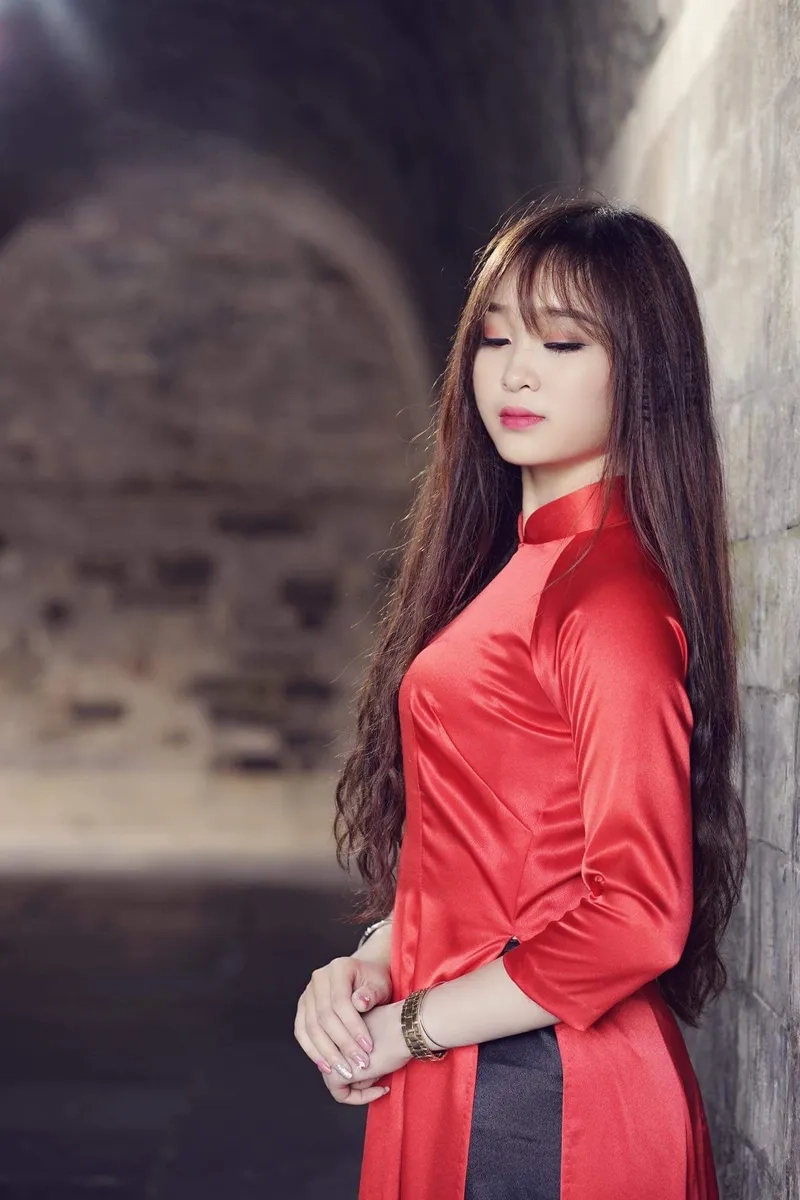 Không khí xuân rực rỡ với áo dài đỏ Tết