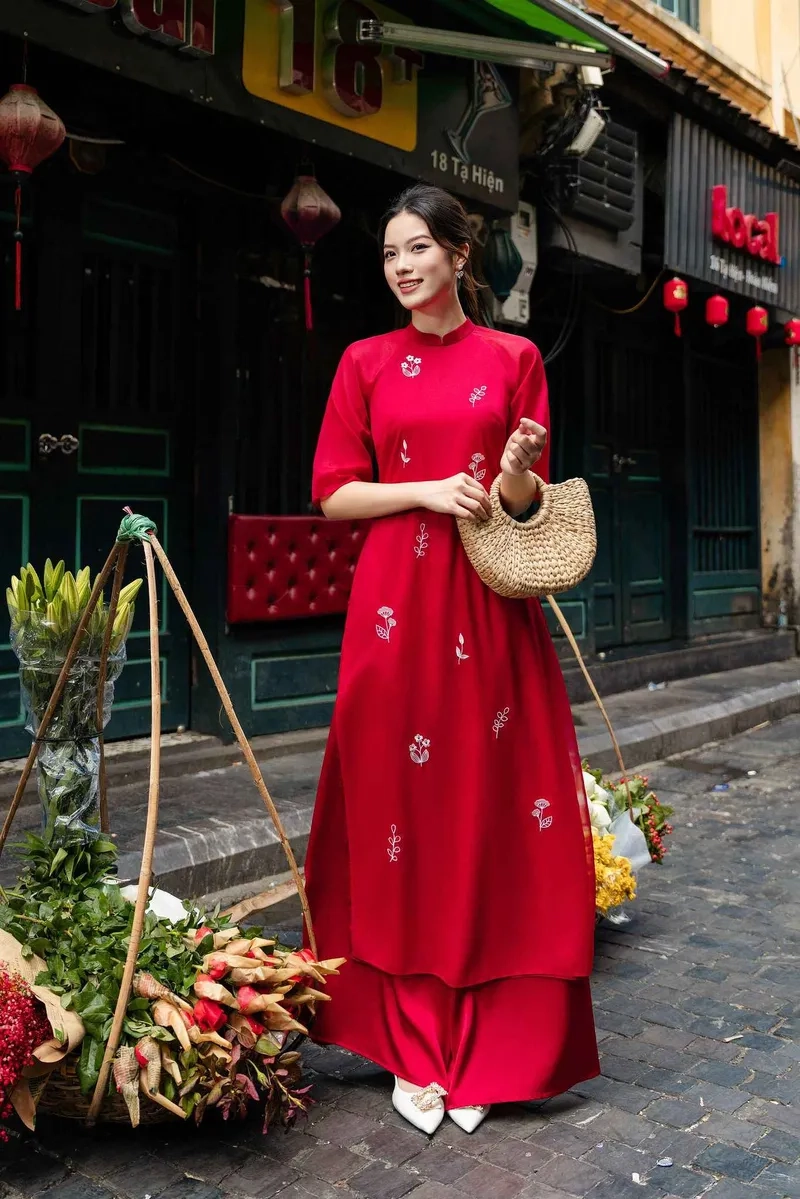 Ghi dấu kỷ niệm đẹp cùng áo dài đỏ chụp ảnh