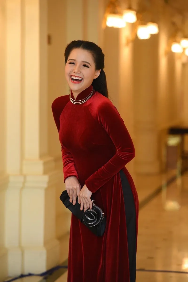 Không gian tưng bừng nhờ áo dài đỏ lễ hội