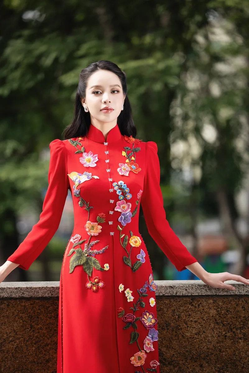 Thoải mái tinh tế từ áo dài đỏ dáng suông