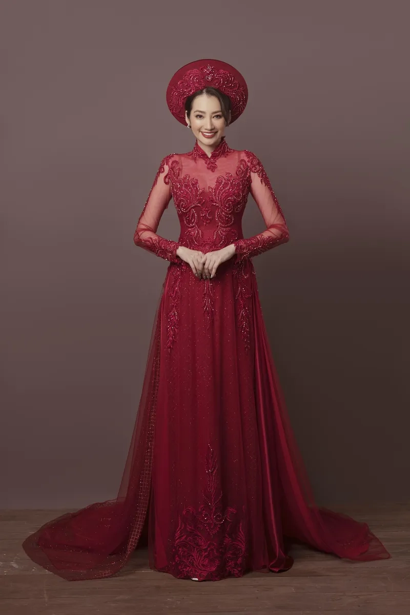 Tôn đường cong đẹp với áo dài đỏ ôm body