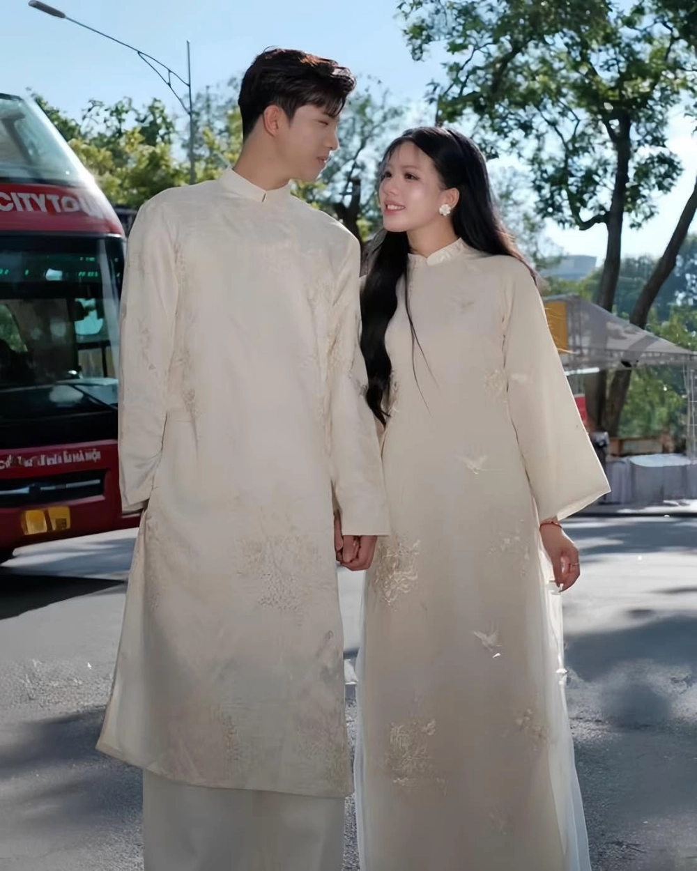 Cặp đôi diện áo dài đôi nam nữ màu đỏ may mắn đi chúc tết