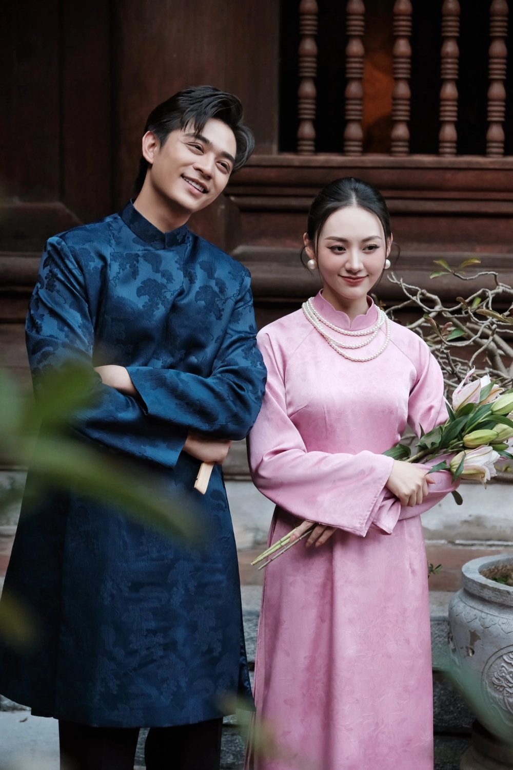 Cặp đôi yêu kiều trong áo dài đôi nam nữ phong cách cổ điển quý phái