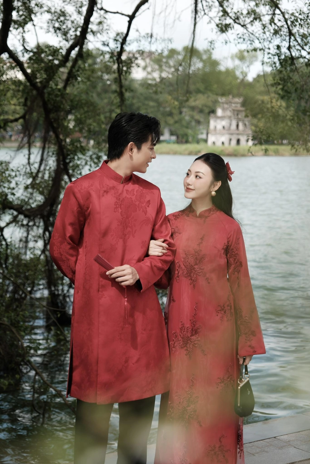 Mẫu áo dài đôi nam nữ cho sinh viên chụp ảnh kỷ yếu trẻ trung