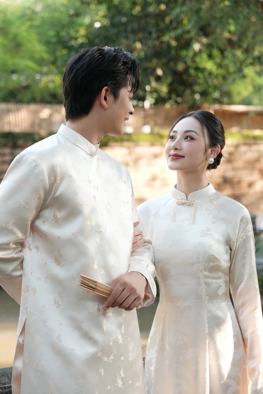 Áo dài đôi nam nữ lụa tơ tằm mềm mại và thanh thoát trong nắng