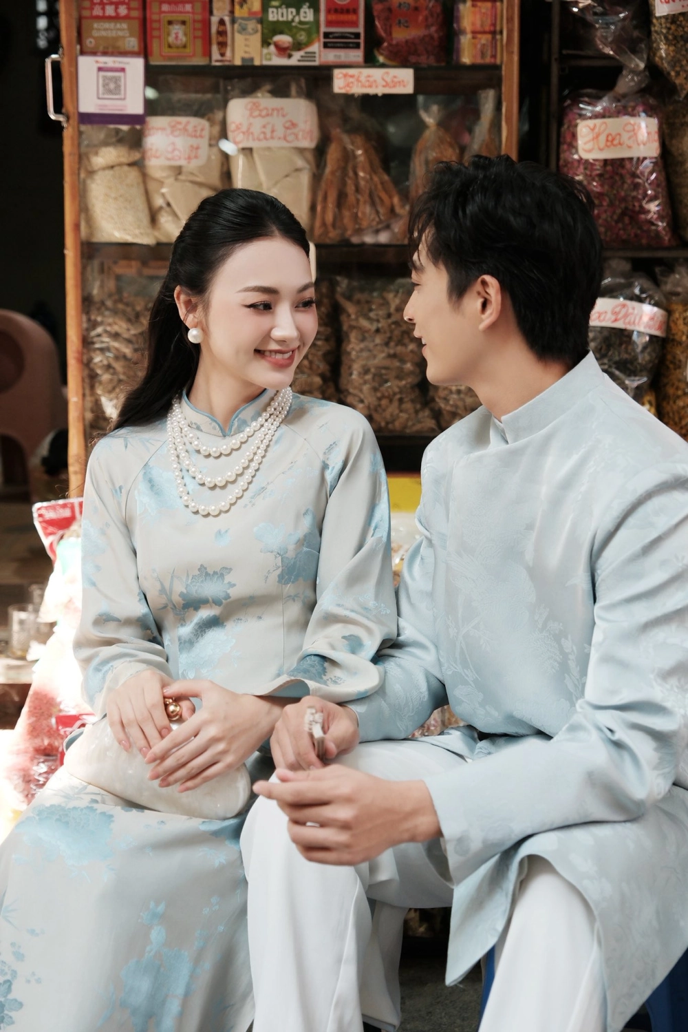 Phụ kiện đi kèm khi diện áo dài đôi nam nữ giúp tôn lên vẻ đẹp