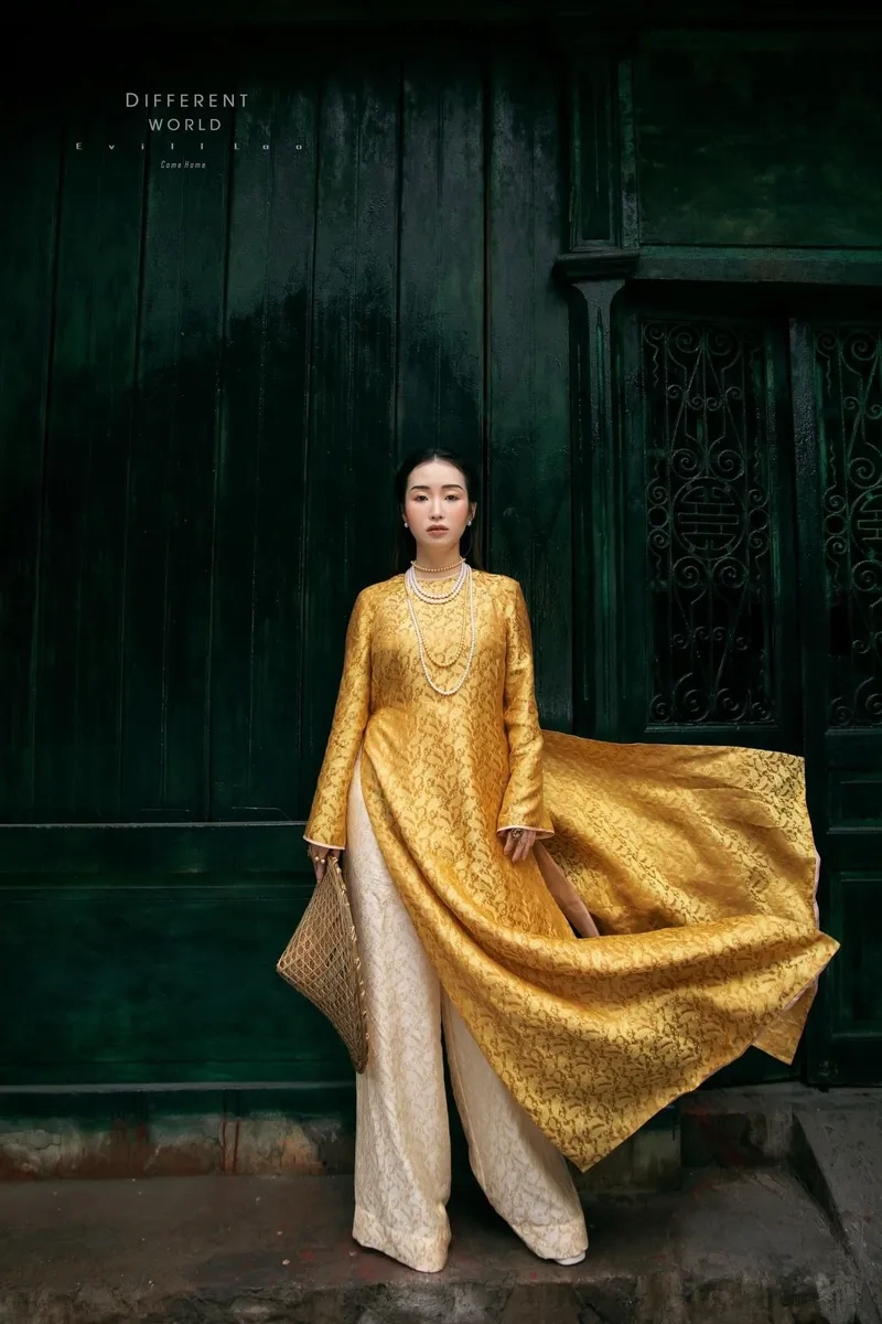 Vẻ đẹp áo dài gấm tôn dáng dịu dàng truyền thống