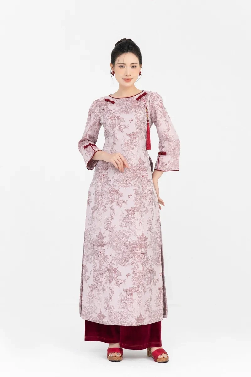 Phong thái nổi bật cùng áo dài gấm sang trọng