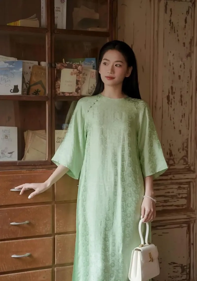 Áo dài gấm cách tân hòa quyện cổ điển hiện đại