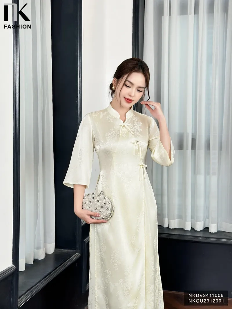 Áo dài gấm lễ hội rực rỡ giữa không gian truyền thống