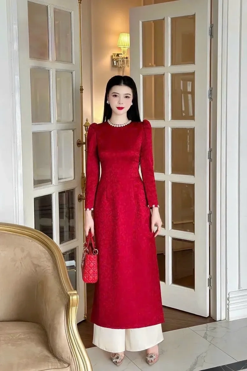 Áo dài gấm thêu hoa tinh xảo đầy nghệ thuật