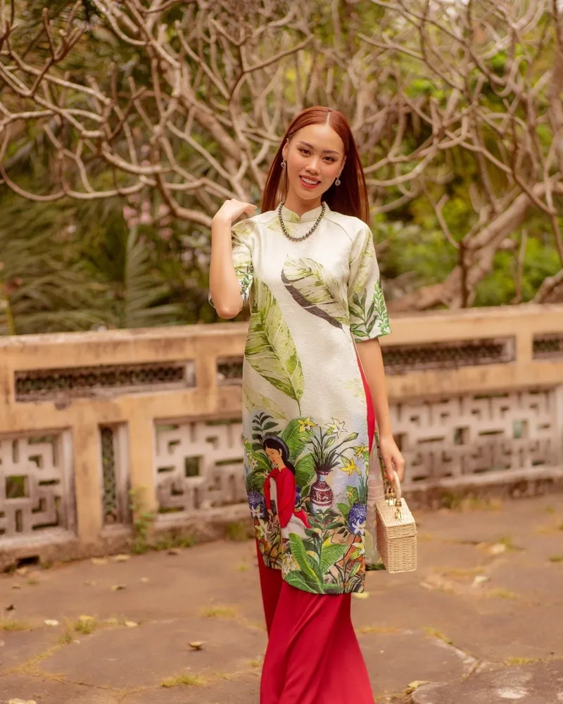 Áo dài gấm rồng phượng biểu trưng quyền quý