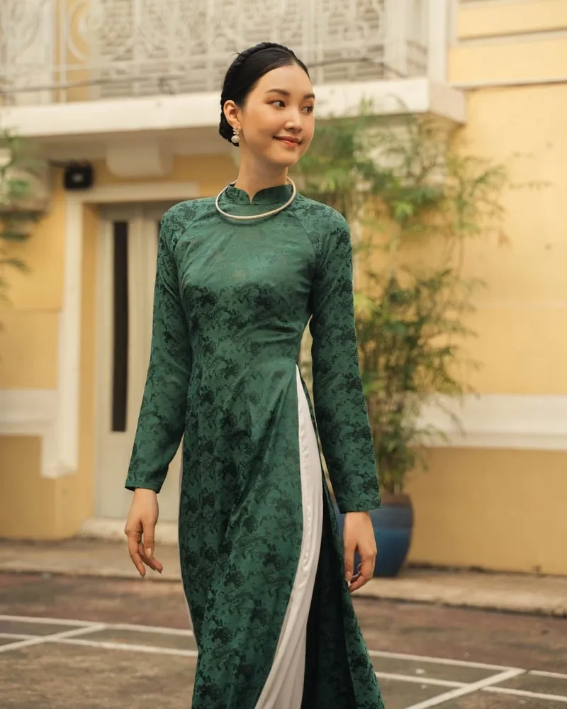 Áo dài gấm trung niên thanh lịch và đằm thắm