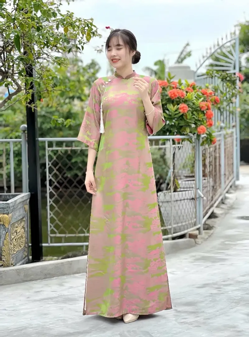 Áo dài gấm mặc tết mang không khí xuân sum vầy