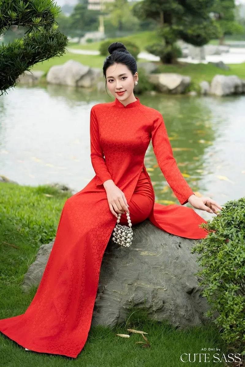 Áo dài gấm chụp ảnh nổi bật trong từng khung hình