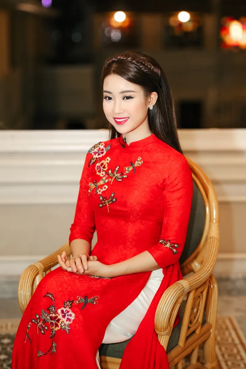 Áo dài gấm hiện đại trẻ trung mà vẫn tinh tế