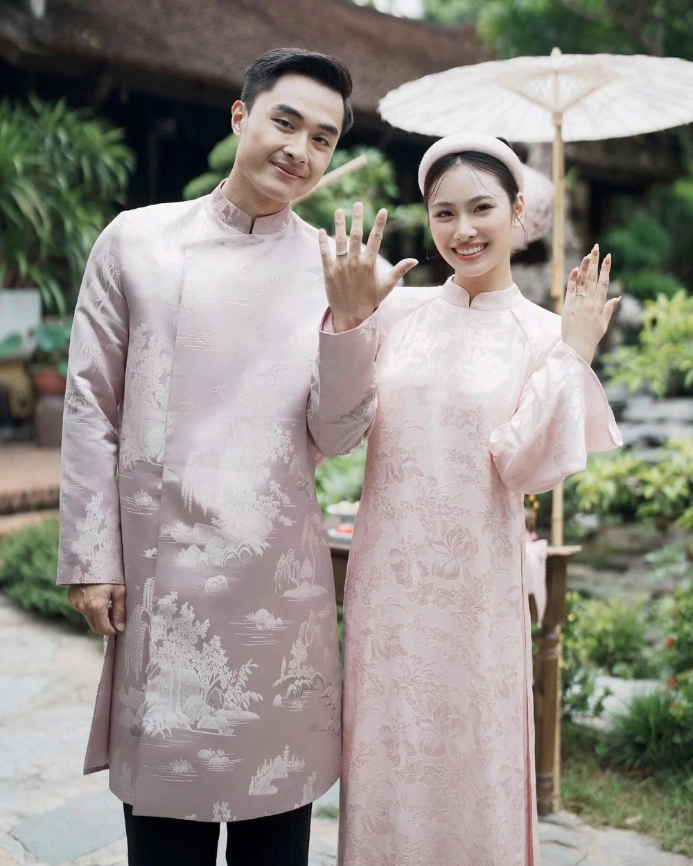 Áo dài gấm cặp dệt tay tỉ mỉ đến từng đường kim mũi chỉ