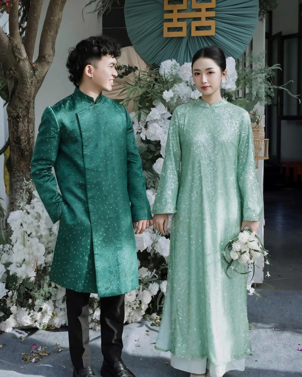 Mẫu áo dài gấm cặp lụa bảo lộc mềm mại và óng ả dưới nắng