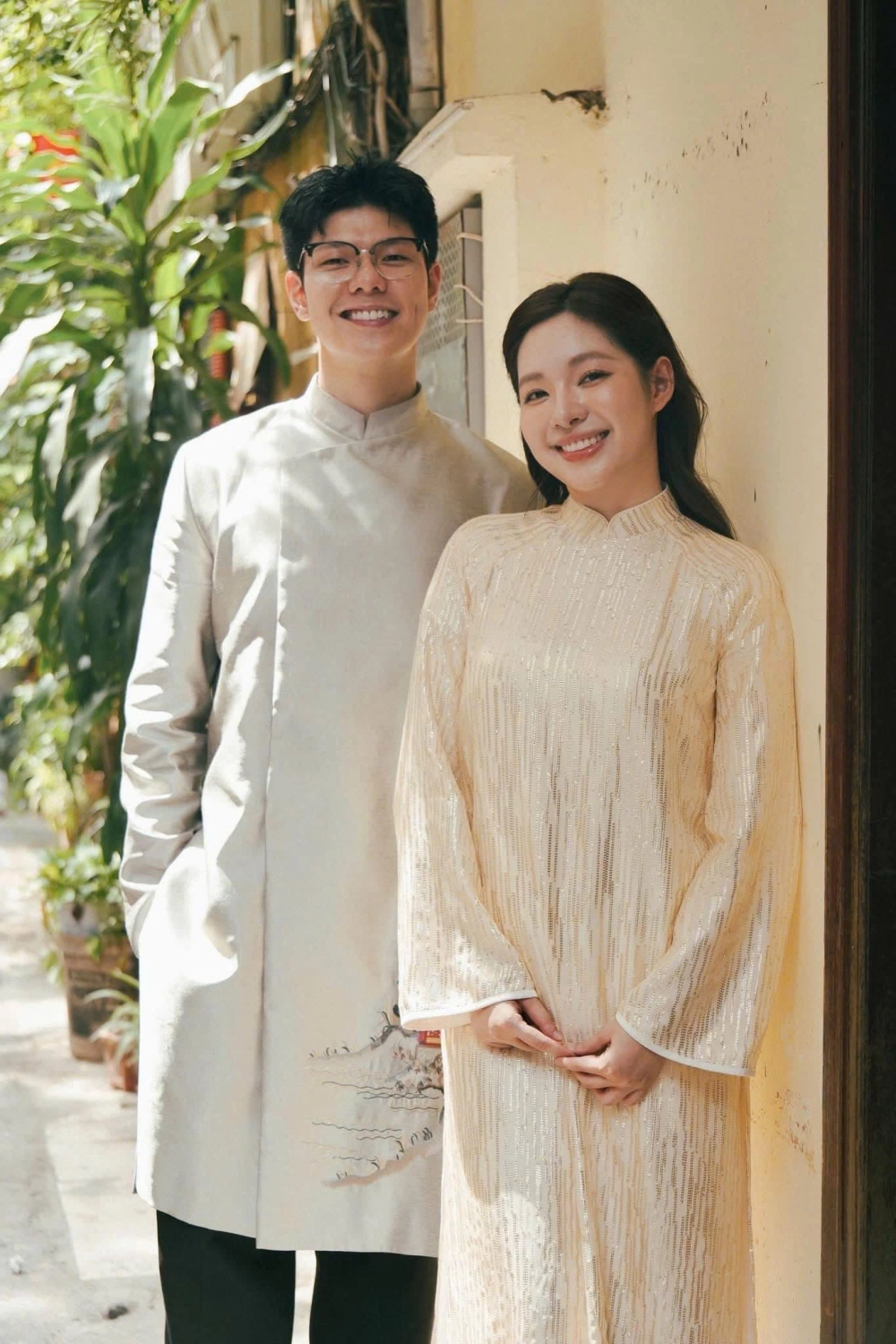 Thiết kế áo dài gấm cặp mạ vàng đẳng cấp cho quý ông và quý bà