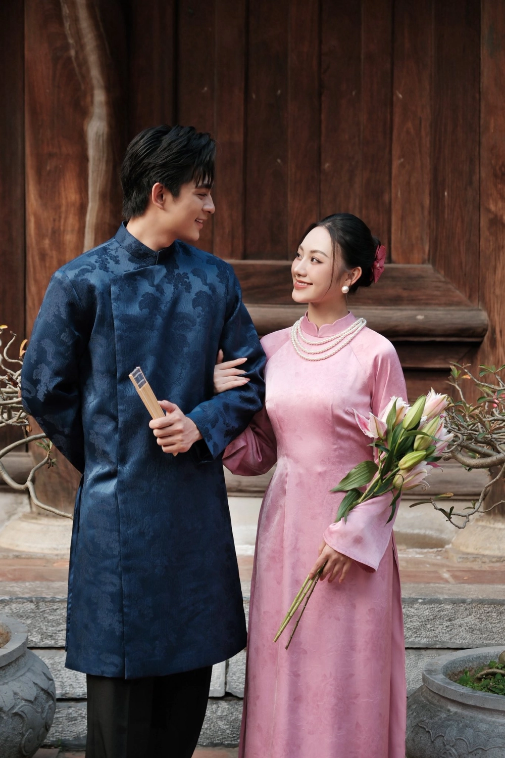 Cặp đôi tỏa sáng với áo dài gấm cặp sang trọng thêu hoa sen