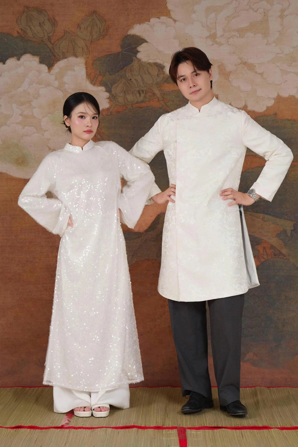 Áo dài gấm cặp phong cách hoàng gia với chi tiết thêu đính cầu kỳ