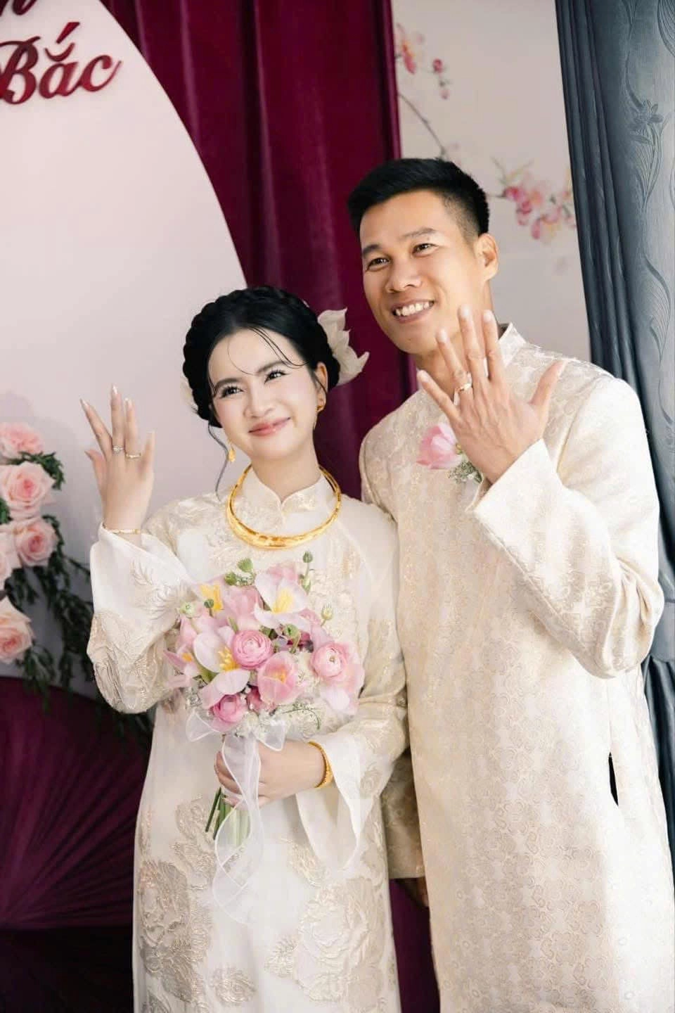 Ảnh áo dài gấm cặp quý phái tôn vinh nét đẹp truyền thống Việt