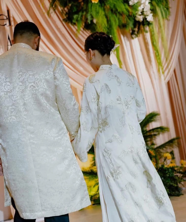 Cặp đôi diện áo dài gấm cặp màu đỏ đô trong ngày cưới trọng đại