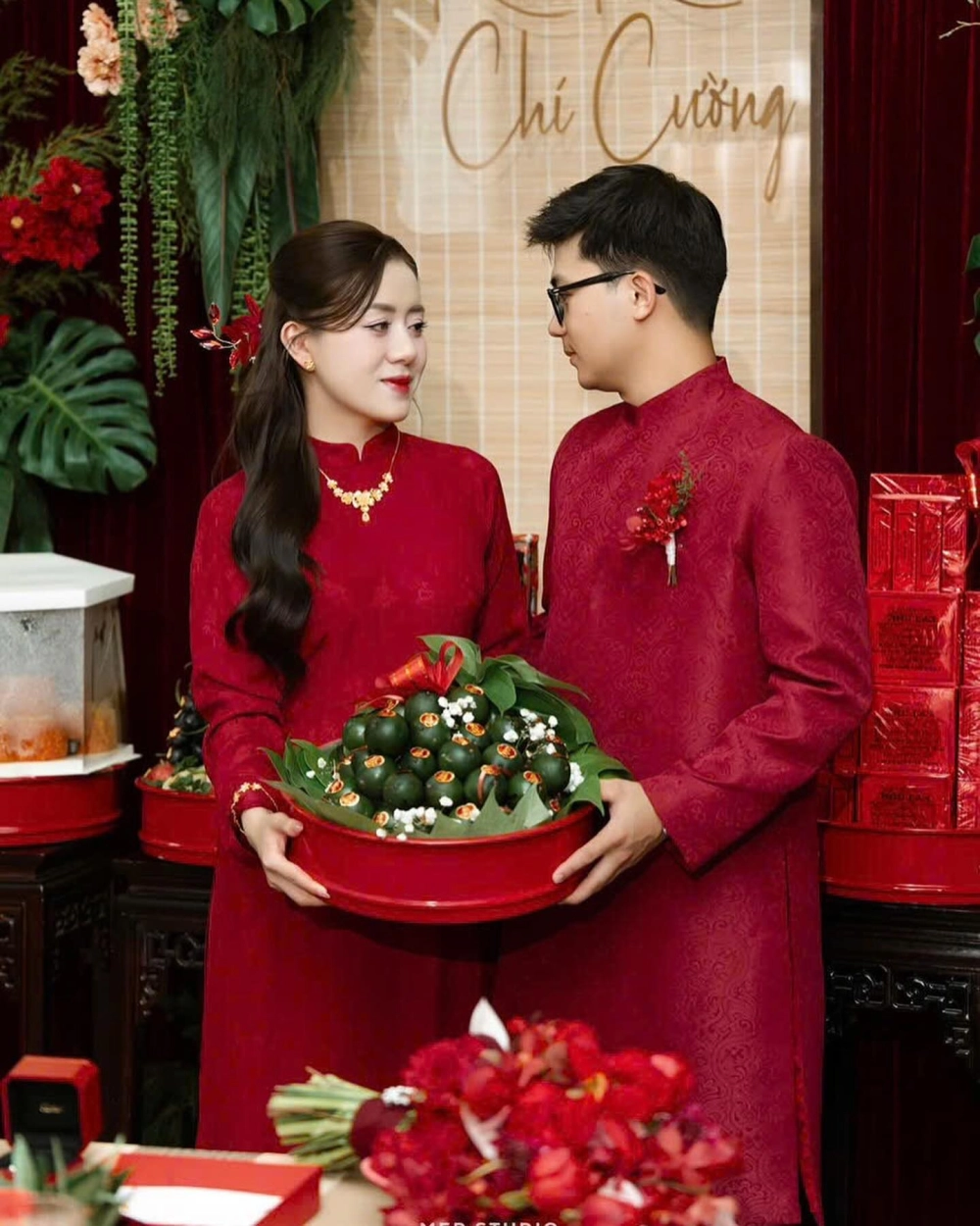 Áo dài gấm cặp tết 2026 sang chảnh với tông màu vàng kim rực rỡ