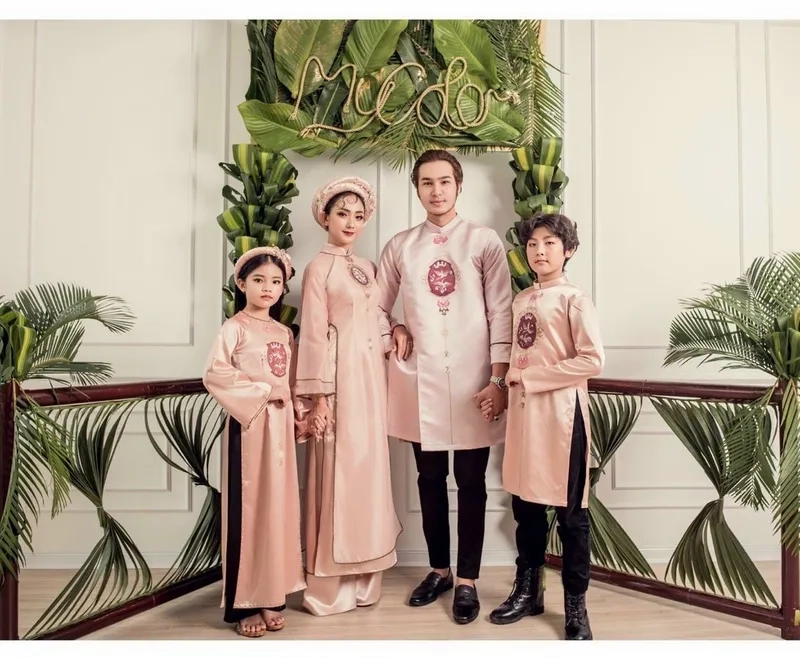 Không khí xuân trọn vẹn khi cả nhà mặc áo dài gia đình tết