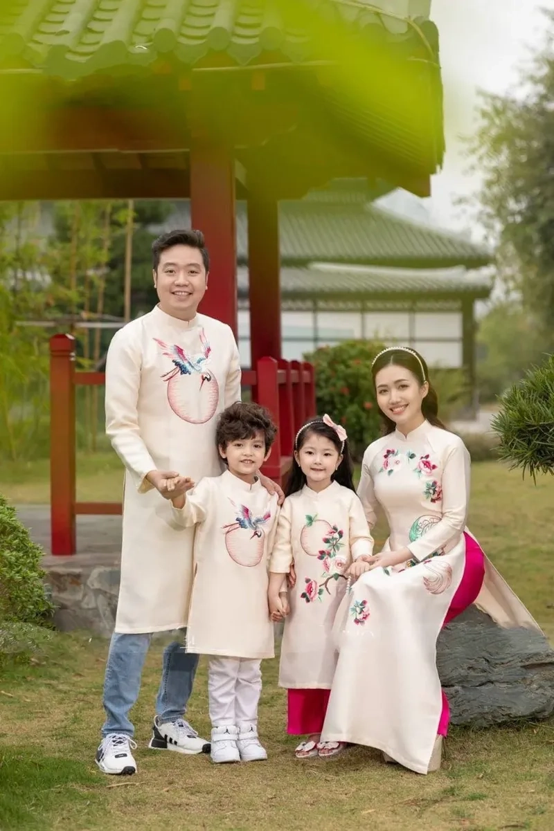 Gia đình trọn vẹn hơn khi mặc áo dài gia đình cho 4 người