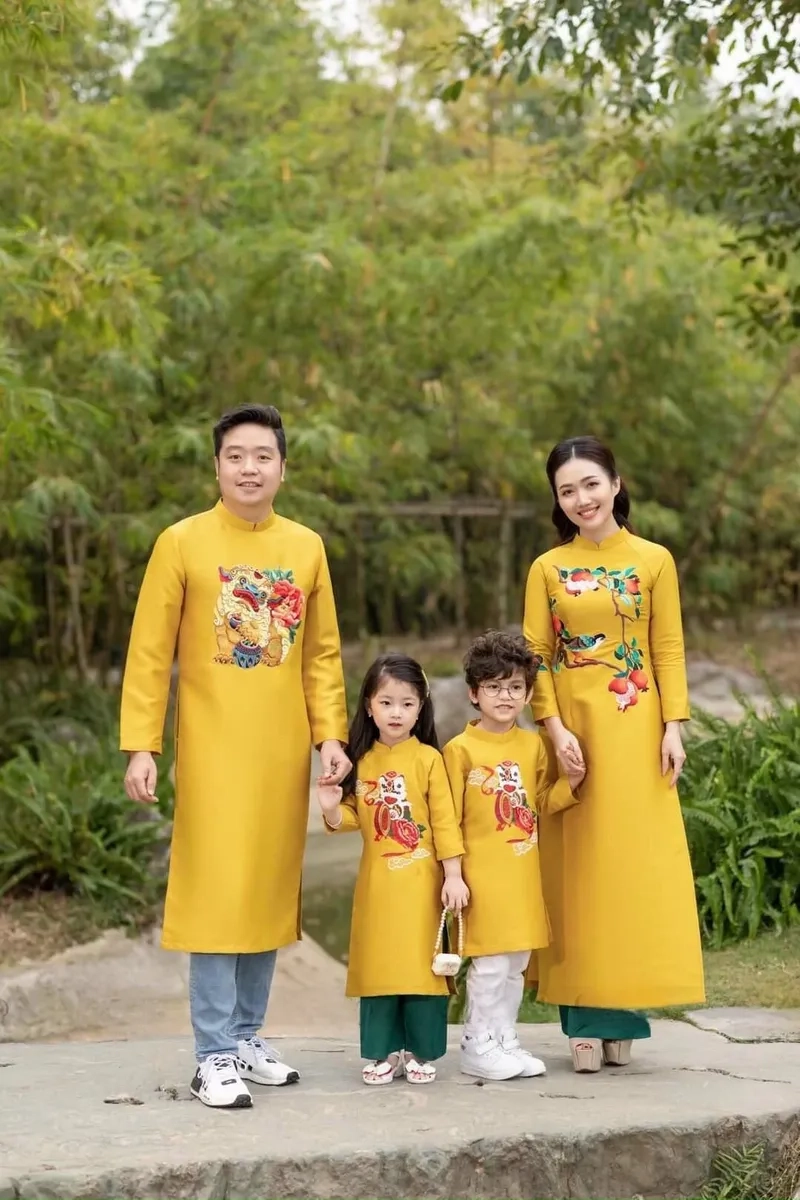 Ngày vui thêm ý nghĩa với áo dài gia đình cưới hỏi