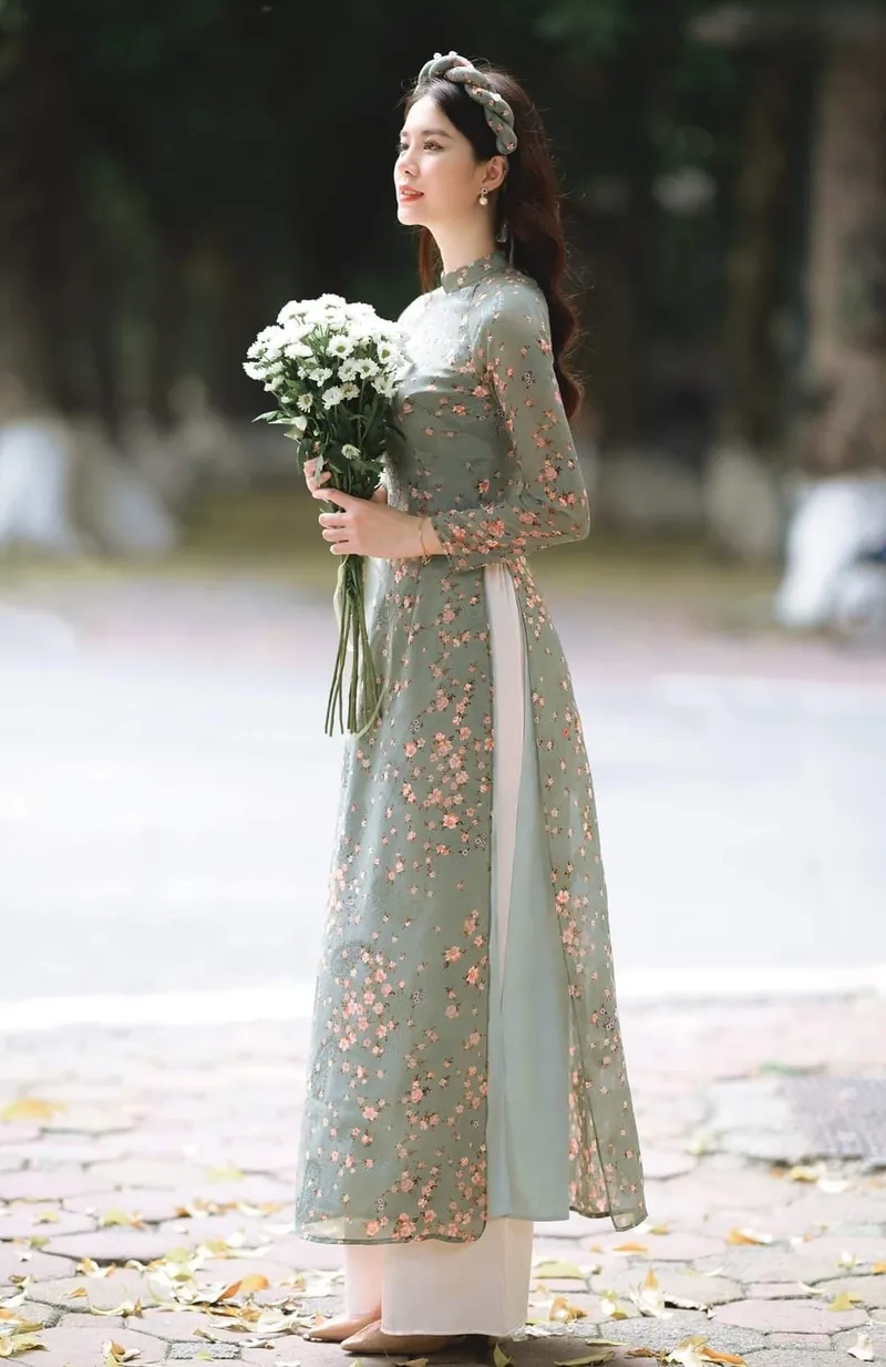 Dáng vẻ kín đáo nổi bật với áo dài hoa nhí tay dài