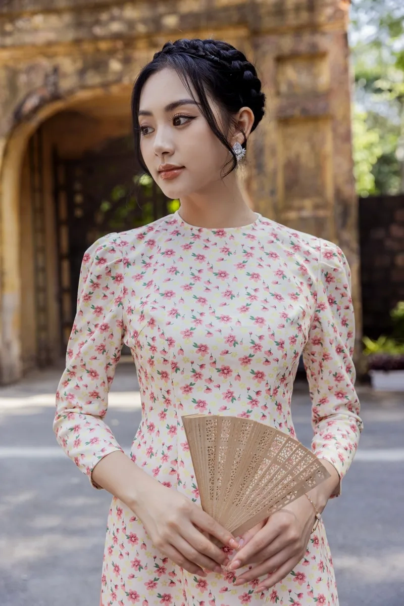 Nét duyên dáng tôn vai với áo dài hoa nhí cổ thuyền