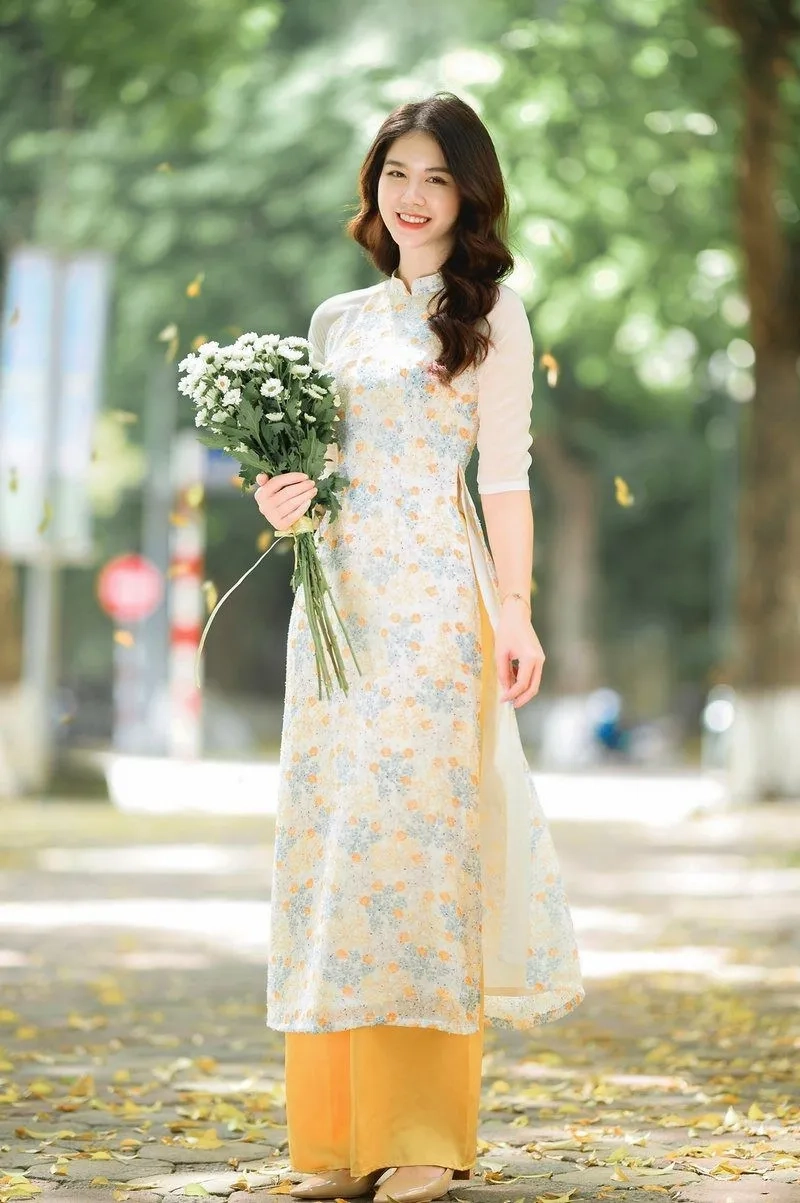 Vẻ nữ tính lan tỏa từ áo dài hoa nhí dịu dàng