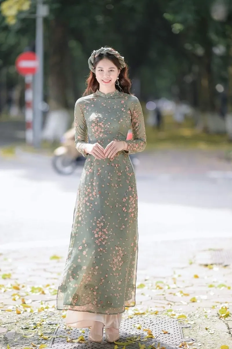 Phong thái trang nhã nổi bật áo dài hoa nhí thanh lịch