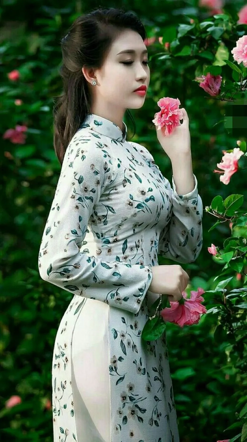 Khoảnh khắc đẹp hơn nhờ áo dài hoa nhí chụp ảnh