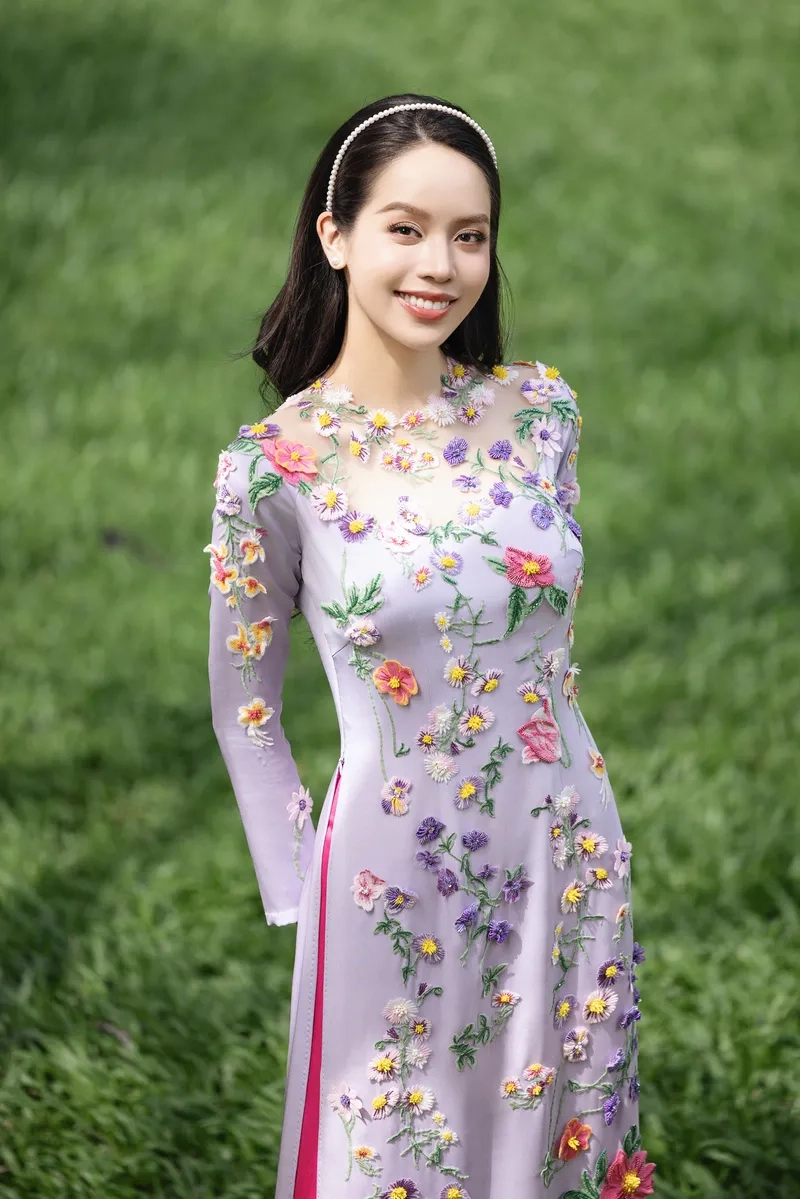 Không gian trang nghiêm hợp áo dài hoa nhí đi lễ